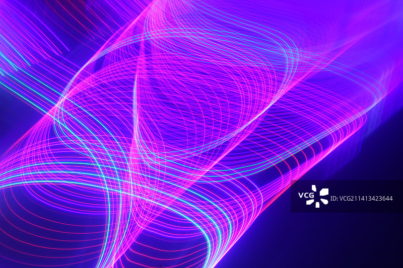 蓝色背景下的光轨特写图片素材