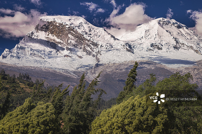 布兰卡山脉的瓦斯卡兰山和荣盖图片素材