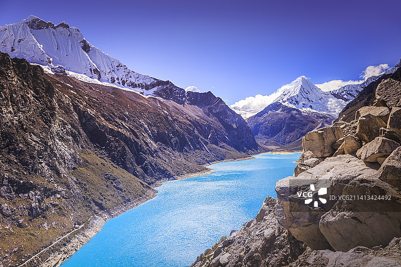 安卡什布兰卡山脉的蓝绿色帕隆湖图片素材