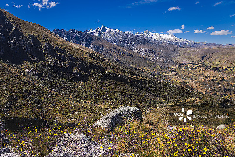 瓦斯卡兰山脉布兰卡山脉的徒步小路图片素材
