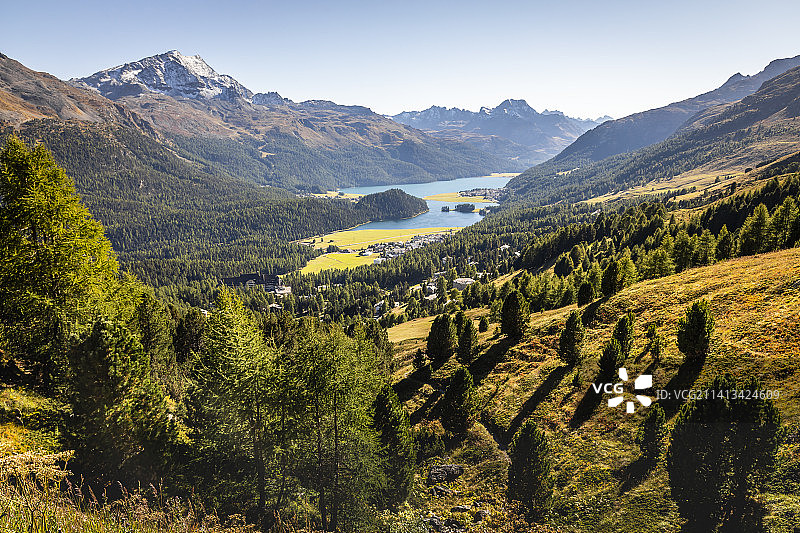 航拍格劳宾登州上恩嘎丁的锡尔斯湖和马洛亚图片素材