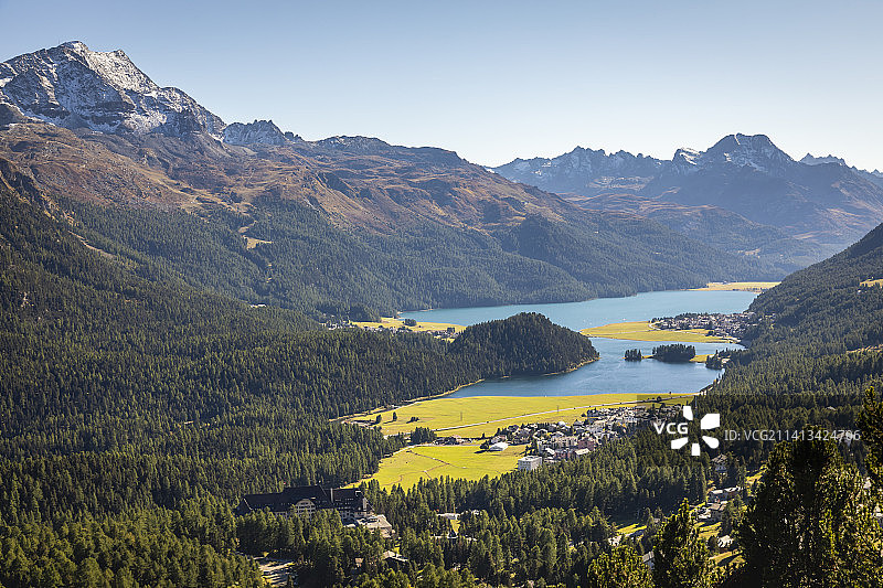 航拍格劳宾登州上恩嘎丁的锡尔斯湖和马洛亚图片素材
