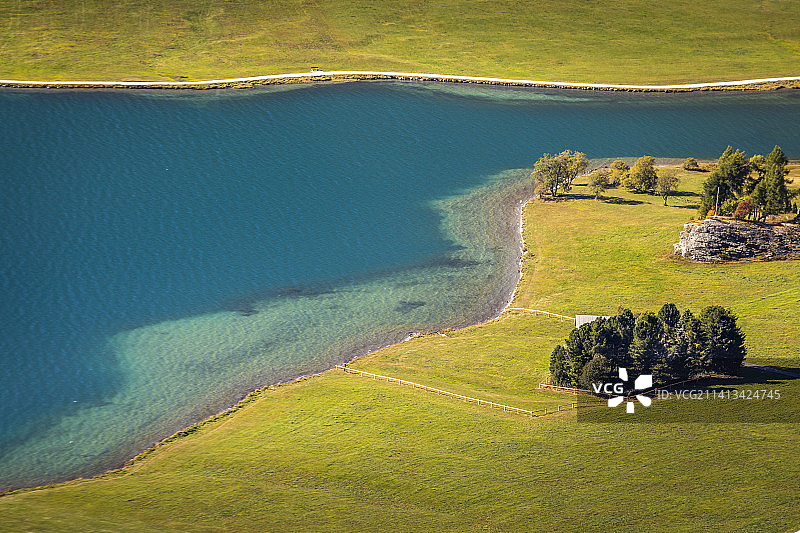 航拍格劳宾登州上恩嘎丁的锡尔斯湖和马洛亚图片素材
