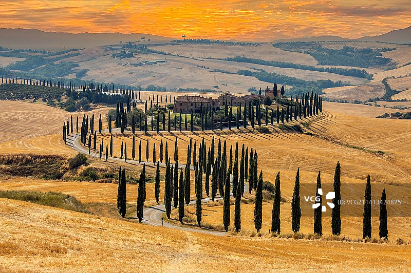 日落时分意大利托斯卡纳的田野风光图片素材