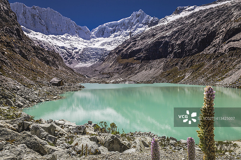 布兰卡山脉的亚卡湖与安第斯山脉雪山，秘鲁安卡什图片素材