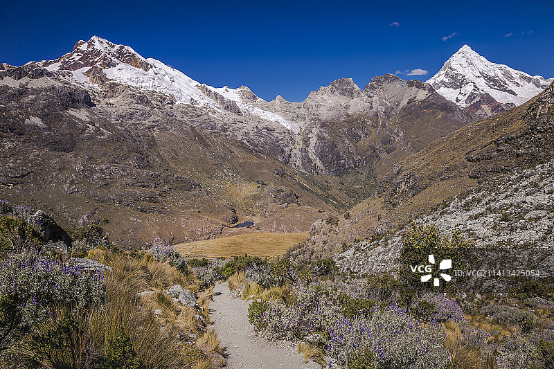 瓦斯卡兰山脉布兰卡山脉的徒步小路图片素材