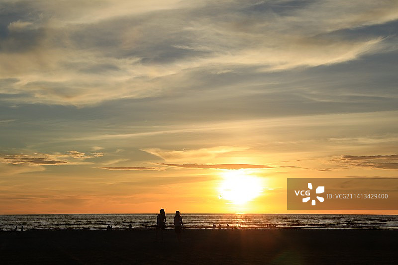 马来西亚沙巴夕阳下的海滩图片素材