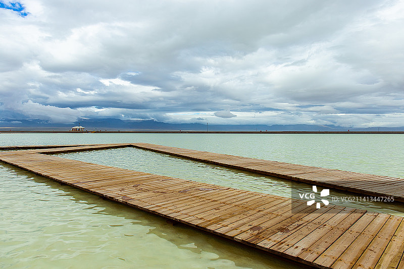 阴天下茶卡盐湖的美丽风景图片素材
