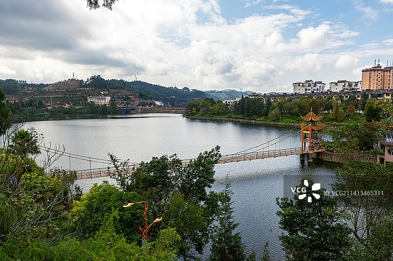 查姆湖以森湖公园、文化广场等为依托，湖岸线生态湿地公园、环湖生态绿廊等组成的城市河湖型水利景观。图片素材