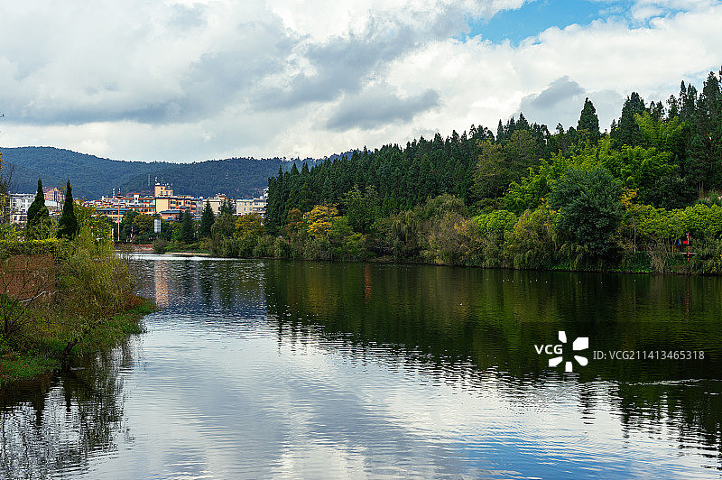 查姆湖以森湖公园、文化广场等为依托，湖岸线生态湿地公园、环湖生态绿廊等组成的城市河湖型水利景观。图片素材