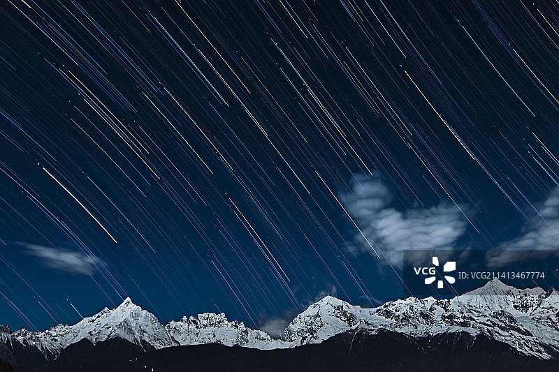 夜空星轨之下的梅里雪山风光图片素材