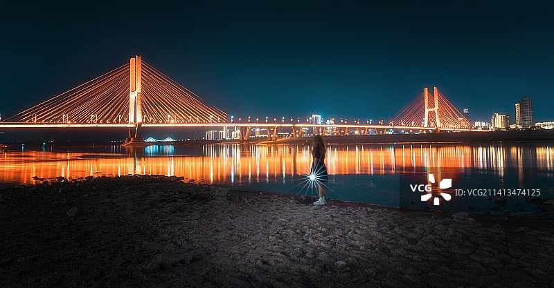 夜色中的八一大桥图片素材