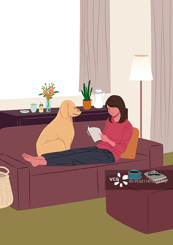 金毛犬居家沙发阅读，幸福放松图片素材