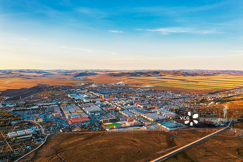 内蒙古呼伦贝尔市额尔古纳市都市风光与城市天际线秋季日出户外风光航拍视角图片素材