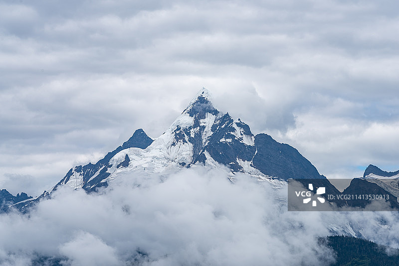 云南迪庆德钦县梅里雪山冰川图片素材