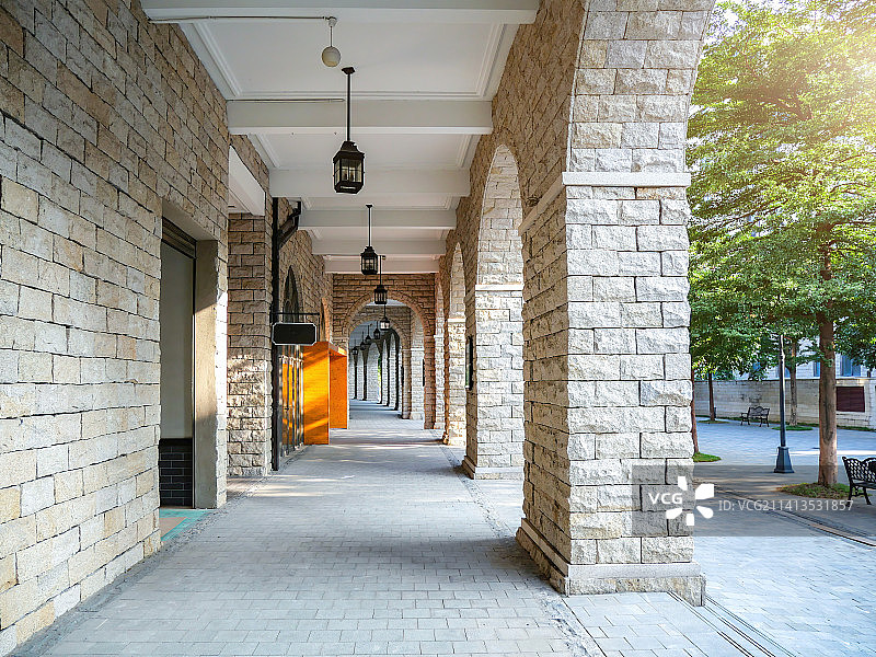 欧洲大陆罗马古典堡垒十六世纪城墙圆形拱门意大利文艺复兴风格商业区商铺步行街豪华别墅群花岗岩石头砖墙图片素材