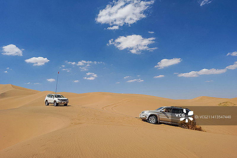 四驱越野车和沙漠沙丘风光图片素材