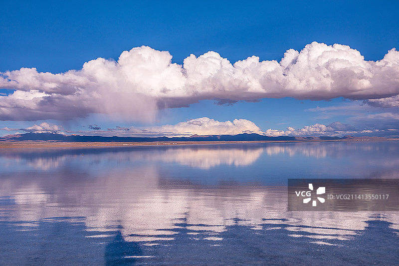 南美玻利维亚乌尤尼盐湖的雨季图片素材