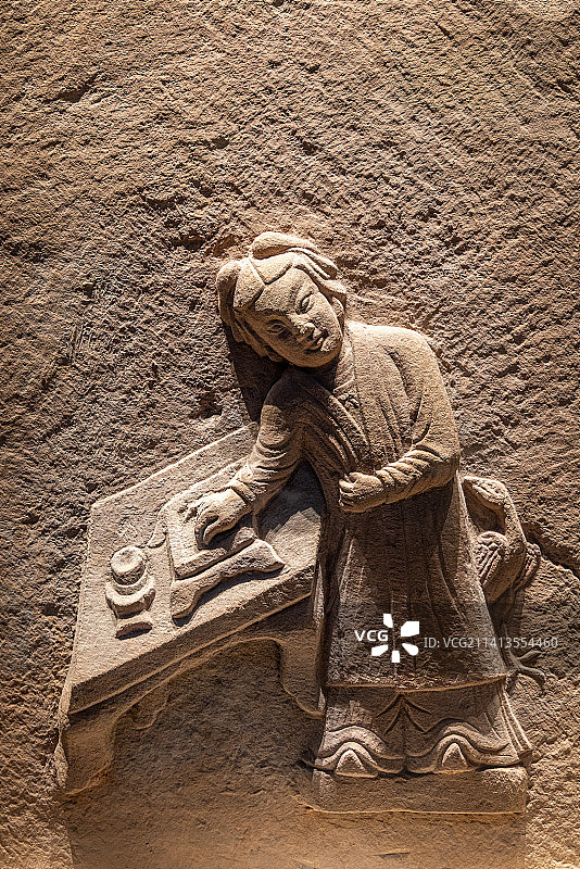 文物古董：宋代高浮雕女侍石刻图片素材