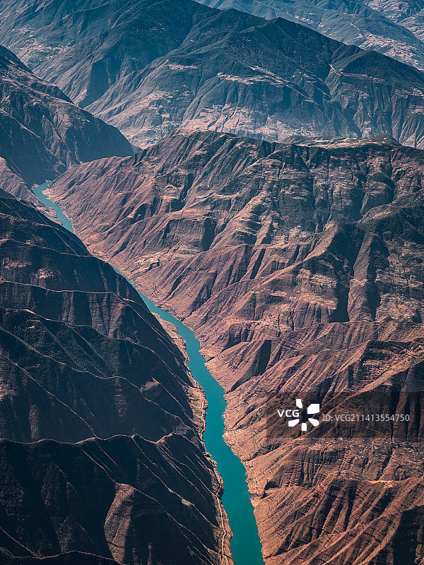 云南丽江的冬日，蓝色金沙江蜿蜒穿行峡谷图片素材