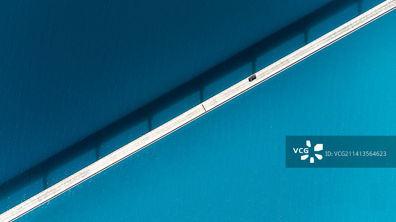 跨越蓝湖的桥图片素材