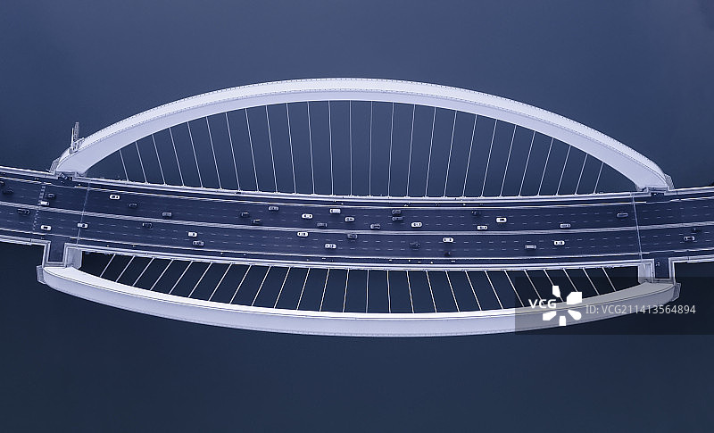 蓝色背景下的金属特写镜头图片素材