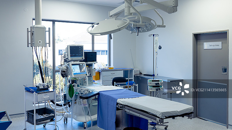 空荡荡的医院手术室里手术台上的医疗设备、技术和照明图片素材
