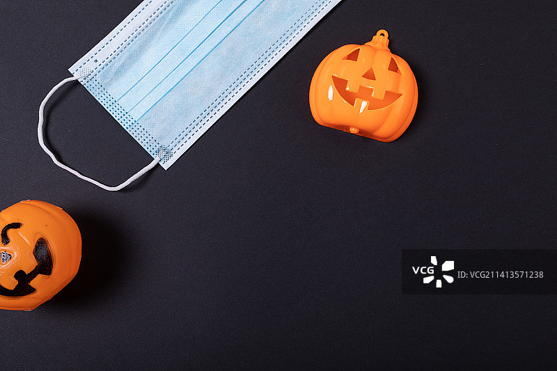 三个万圣节南瓜玩具和面具图片素材