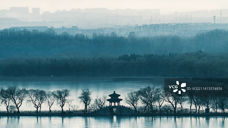薄雾里的北京颐和园西堤图片素材