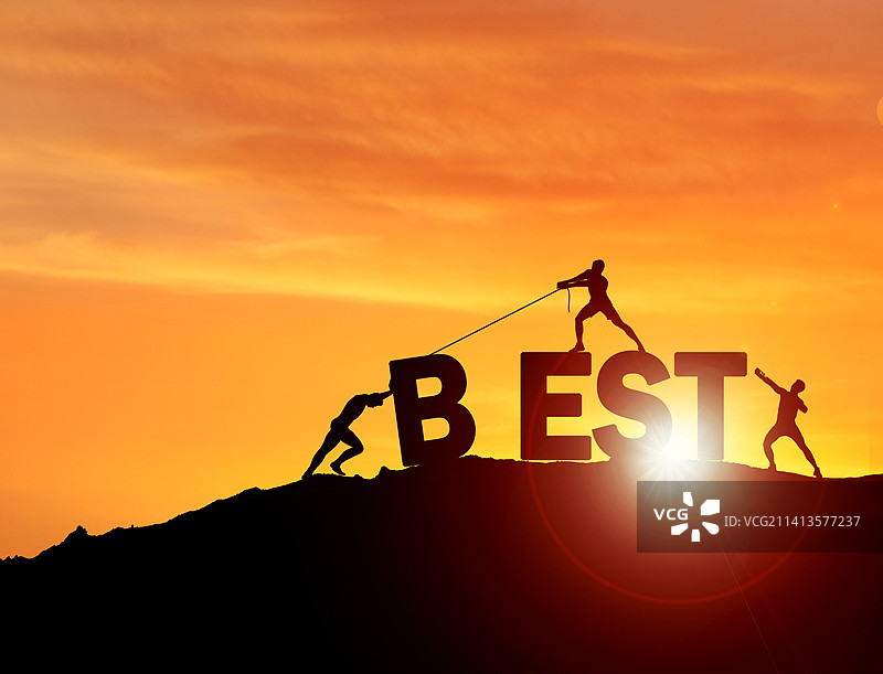 一群青年人将字母BEST拖上山顶剪影图片素材
