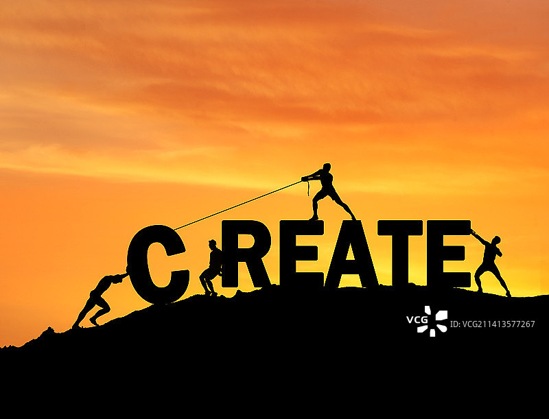 一群青年人将字母CREATE拖上山顶剪影图片素材