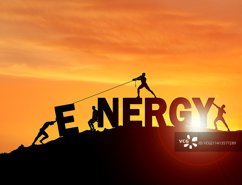 一群青年人将字母ENERGY拖上山顶剪影图片素材