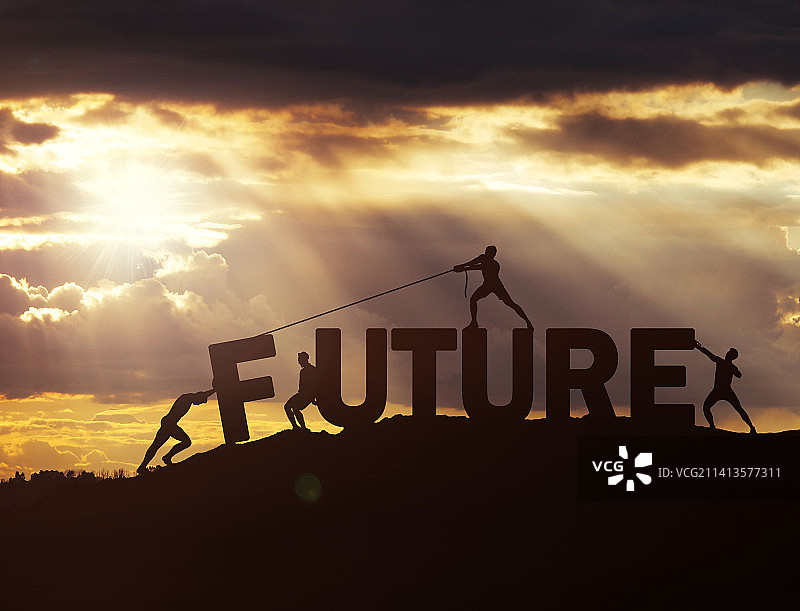 一群青年人将字母FUTURE拖上山顶剪影,企业发展愿景图片素材
