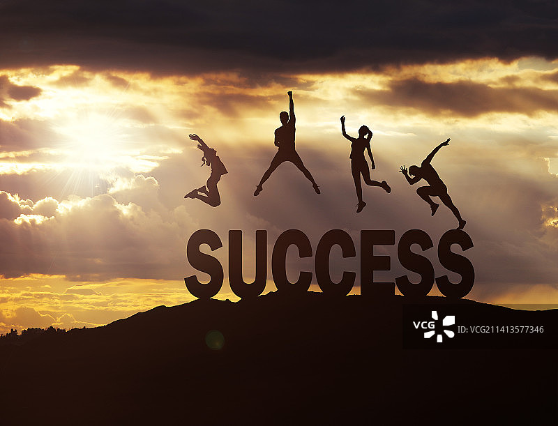 字母SUCCESS和一群跳跃的人群剪影图片素材