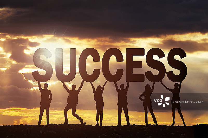 字母SUCCESS和一群跳跃的人群剪影图片素材