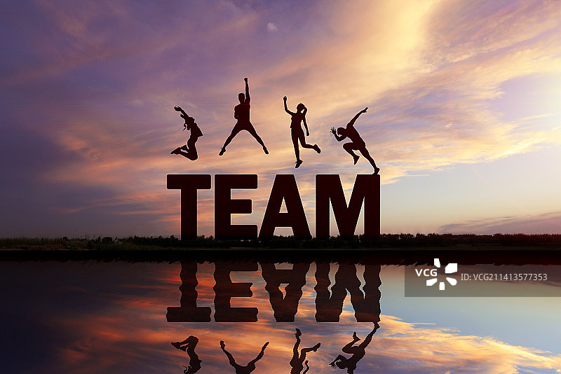 字母TEAM,一群人在海边跳跃剪影,团队合作概念图片素材
