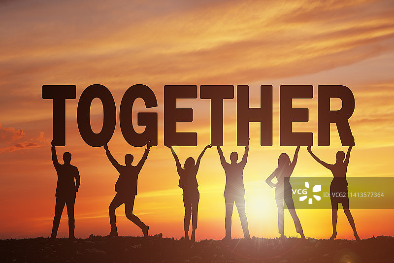 一群人双手高举字母TOGETHER剪影,团队团结概念图片素材