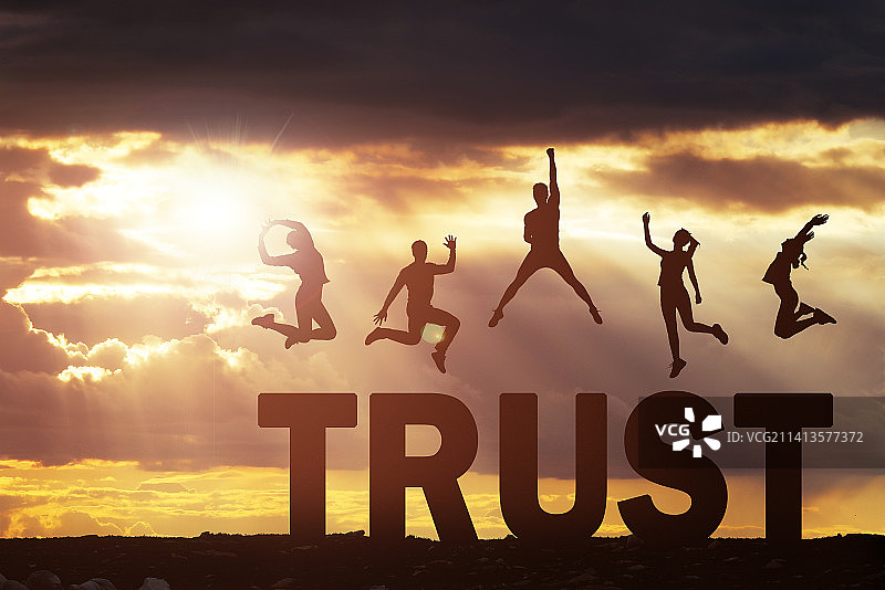 字母TRUST,跳跃的人群剪影,团队信任概念图片素材