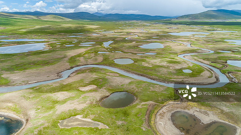 青海高原玛多县湖泊航拍图片素材