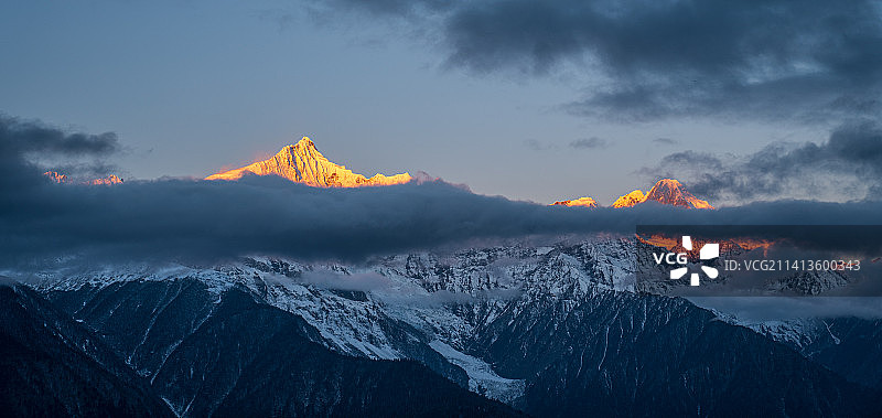壮丽的梅里雪山-卡瓦博格峰图片素材