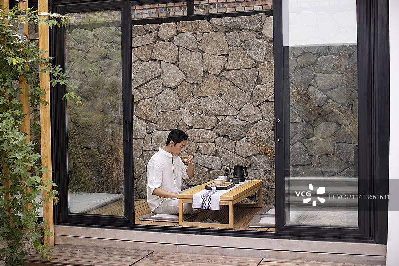 中年男子在茶室里品茶图片素材