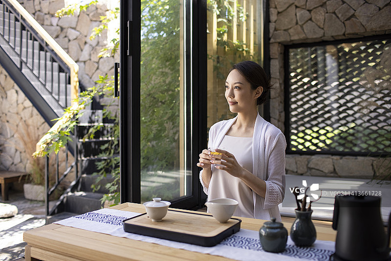 年轻女子在茶室里品茶图片素材