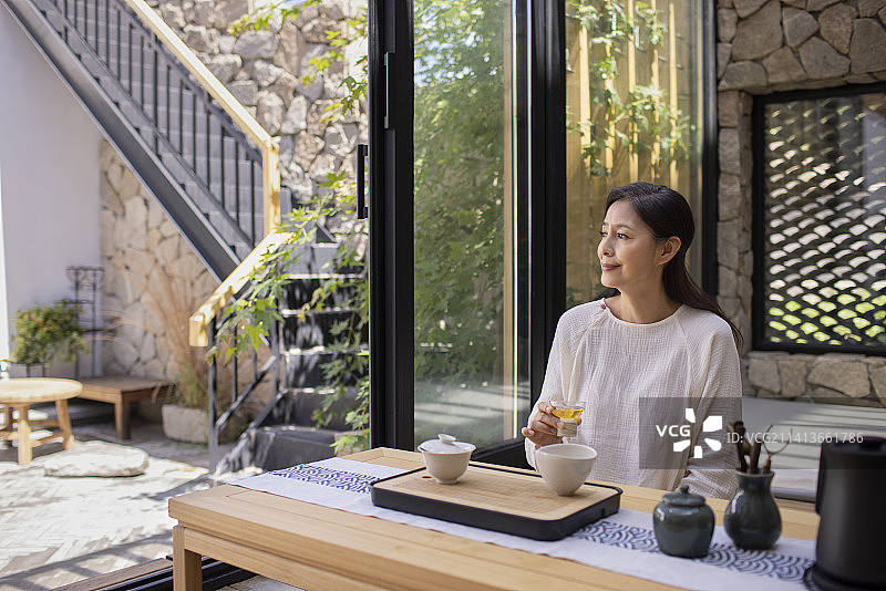 老年女子在茶室里品茶图片素材