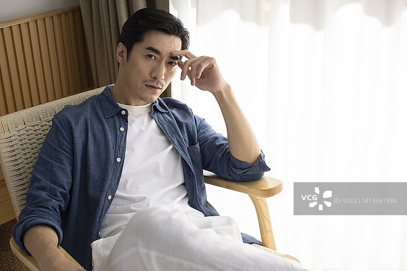 中年男子的休闲居家生活图片素材