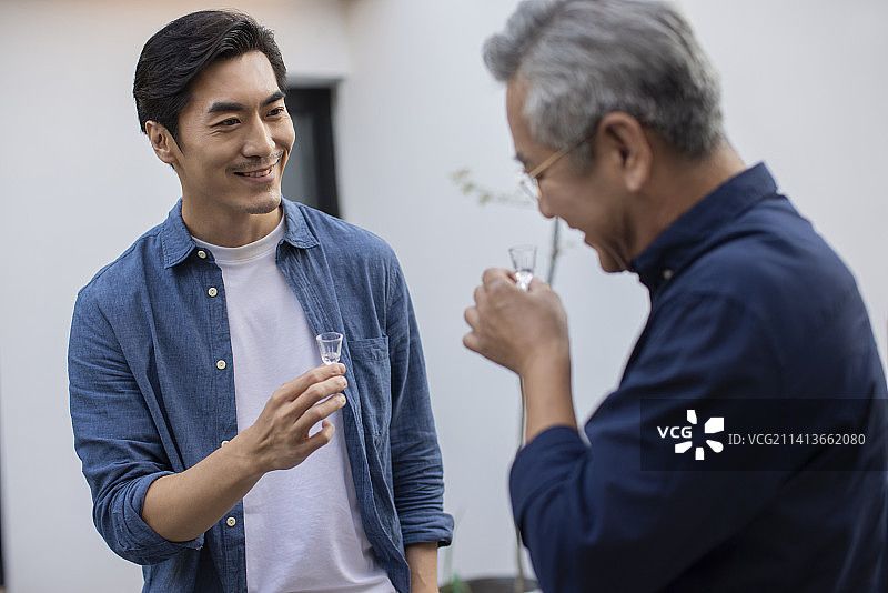 中年男子和父亲品白酒图片素材