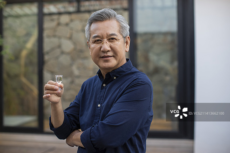 中老年男子品白酒图片素材
