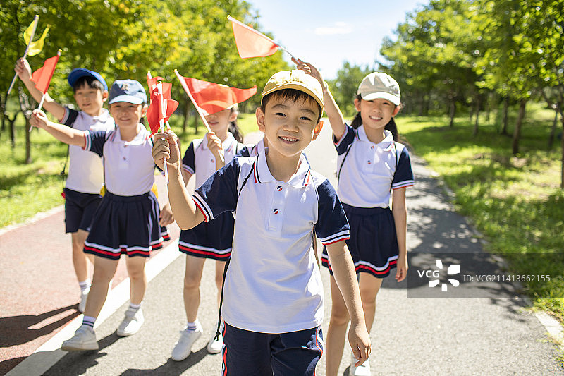 快乐的小学生春游图片素材