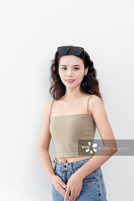 室内一名戴太阳眼镜的亚洲美女图片素材