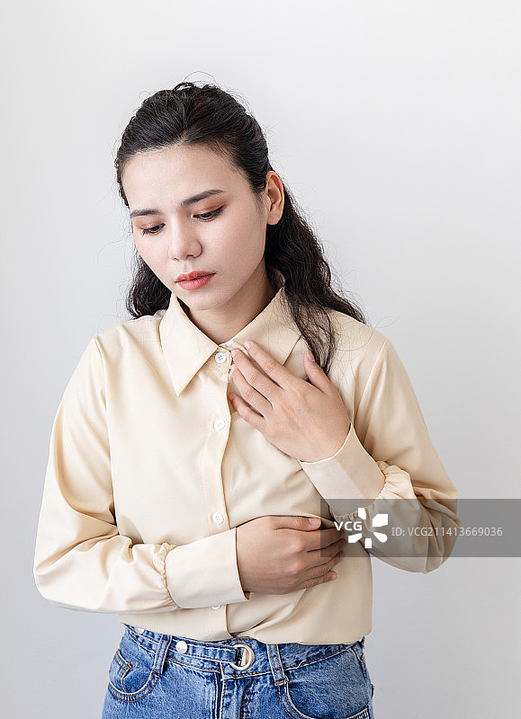 室内一名胸痛的年轻女白领图片素材