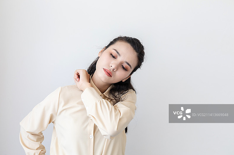 室内一名肩颈疼痛的女白领图片素材